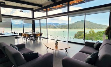 CASA CON VISTA AL LAGO EN VALLE DE BRAVO