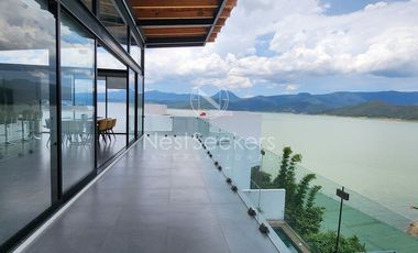 CASA CON VISTA AL LAGO EN VALLE DE BRAVO
