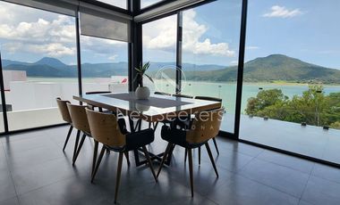 CASA CON VISTA AL LAGO EN VALLE DE BRAVO
