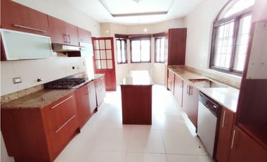 SE AQLUILA CASA EN PH EL DORAL COSTA SUR