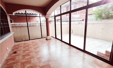 SE AQLUILA CASA EN PH EL DORAL COSTA SUR