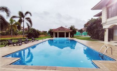 SE AQLUILA CASA EN PH EL DORAL COSTA SUR