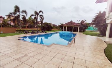 SE AQLUILA CASA EN PH EL DORAL COSTA SUR