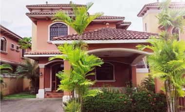 SE AQLUILA CASA EN PH EL DORAL COSTA SUR