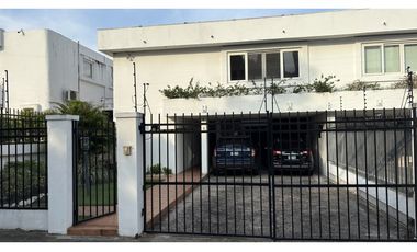 CASA DE DOS PISOS EN OBARRIO A LA VENTA | CON ZONIFICACIÓN ZM6
