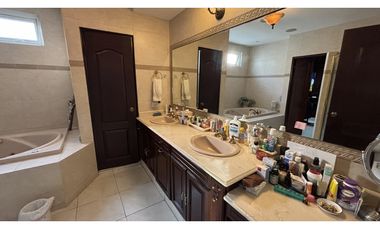 CASA DE DOS PISOS EN OBARRIO A LA VENTA | CON ZONIFICACIÓN ZM6