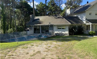Venta en Carilo - Chalet de Categoria con Piscina y Jacuzzi