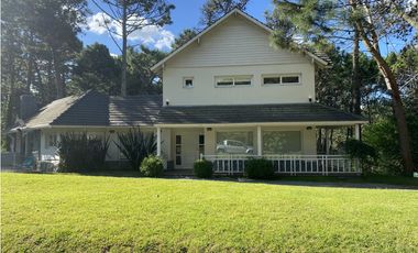 Venta en Carilo - Chalet de Categoria con Piscina y Jacuzzi