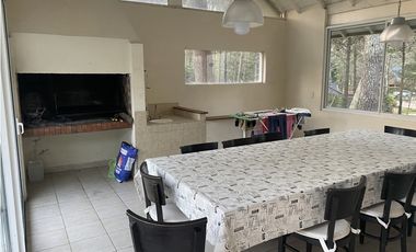 Venta en Carilo - Chalet de Categoria con Piscina y Jacuzzi