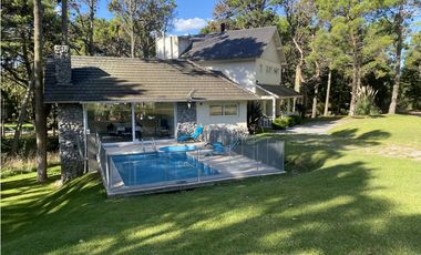 Venta en Carilo - Chalet de Categoria con Piscina y Jacuzzi