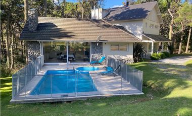 Venta en Carilo - Chalet de Categoria con Piscina y Jacuzzi