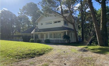 Venta en Carilo - Chalet de Categoria con Piscina y Jacuzzi