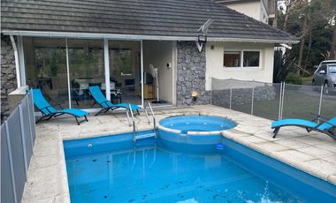 Venta en Carilo - Chalet de Categoria con Piscina y Jacuzzi