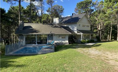 Venta en Carilo - Chalet de Categoria con Piscina y Jacuzzi