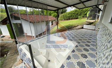 SE VENDE CASA CAMPESTRE EN EL SECTOR ALBANIA  VIA BARCELONA