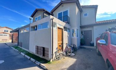 EN ARRIENDO HERMOSA CASA AMOBLADA, CONDOMINIO LOS PARRONES