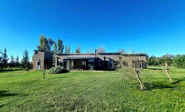 VENTA CASA 5 AMBIENTES ESTANCIA LAS LILAS LUJAN