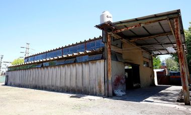 Galpón con Casa de Caseros en Venta en La Plata