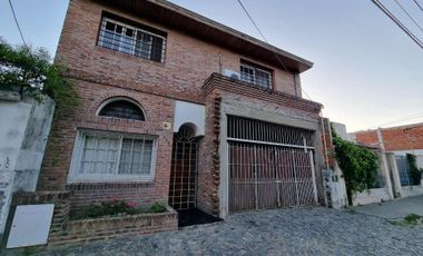 VENTA CASA 6 AMBIENTES BERNAL CENTRO
