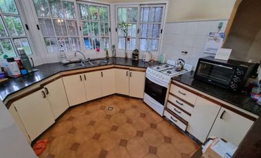 VENTA CASA 6 AMBIENTES BERNAL CENTRO