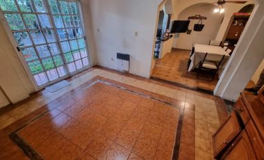 VENTA CASA 6 AMBIENTES BERNAL CENTRO