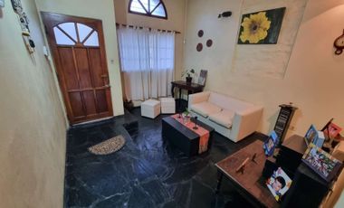 VENTA CASA 6 AMBIENTES BERNAL CENTRO