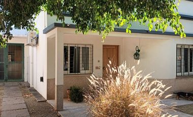 VENTA CASA 4 AMBIENTES BERAZATEGUI CON COCHERA