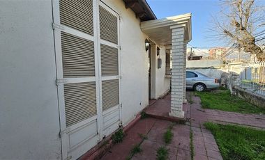 Casa en Venta en Amplio terreno con casa para remodelar en el corazon de Macul