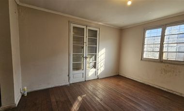 Casa en Venta en Amplio terreno con casa para remodelar en el corazon de Macul