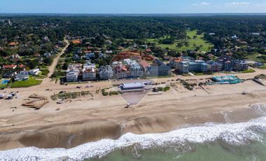 VENTA DPTO 4 AMBIENTES CON COCHERA FRENTE AL MAR