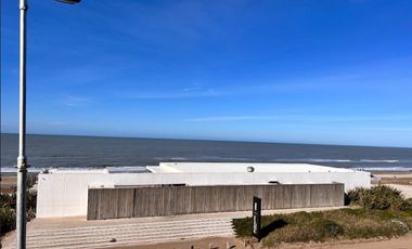 VENTA DPTO 4 AMBIENTES CON COCHERA FRENTE AL MAR