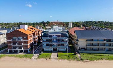 VENTA DPTO 4 AMBIENTES CON COCHERA FRENTE AL MAR