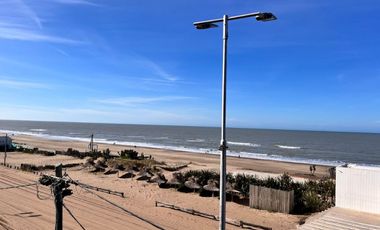 VENTA DPTO 4 AMBIENTES CON COCHERA FRENTE AL MAR