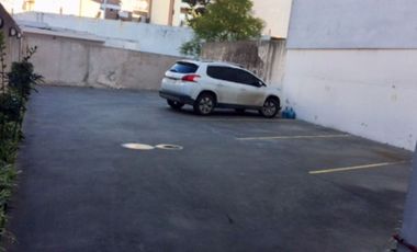 COCHERA EN CASTELAR CENTRO. INMEJORABLE UBICACION!