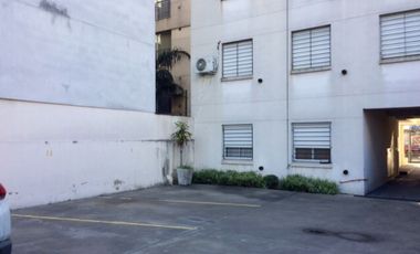 COCHERA EN CASTELAR CENTRO. INMEJORABLE UBICACION!