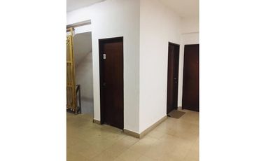 SE VENDE Oficina Amueblada sobre peatonal.