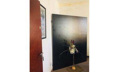 SE VENDE Oficina Amueblada sobre peatonal.