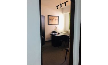SE VENDE Oficina Amueblada sobre peatonal.