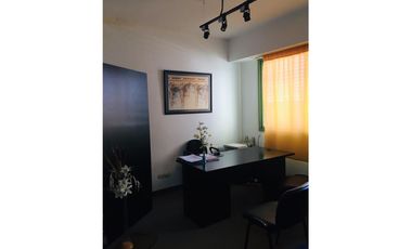 SE VENDE Oficina Amueblada sobre peatonal.
