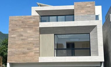 CASA EN RENTA EN LOS CRISTALES CARRETERA NACIONAL MONTERREY A 1.5KM DE HEB EL UR