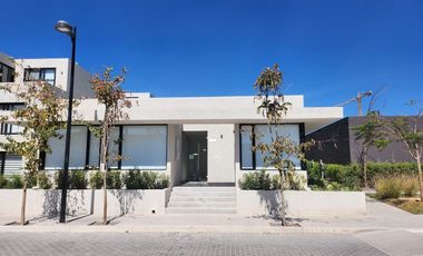 Casa en venta, 3 niveles con terraza,Jurica