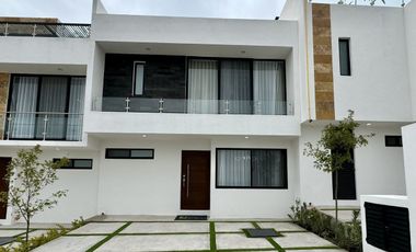 CASA EN VENTA CON AMENIDADES, EN ZIBATÁ, QUÉRERARO