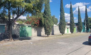 TERRENO en RENTA con uso de suelo comercial en Av. Pirineos, cerca de Satélite.