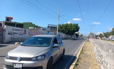 TERRENO en RENTA con uso de suelo comercial en Av. Pirineos, cerca de Satélite.