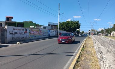 TERRENO en RENTA con uso de suelo comercial en Av. Pirineos, cerca de Satélite.