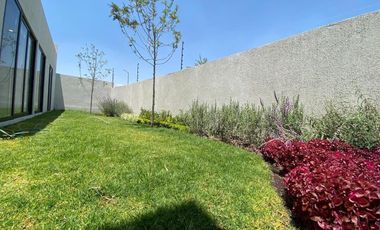 VENTA DE DEPARTAMENTO CON AMPLIO JARDÍN EN ZARÚ