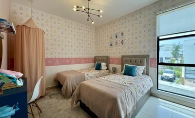 CASA EN VENTA CON RECÁMARA EN PLANTA BAJA Y SÓTANO EN ZIBATÁ, QUERÉTARO