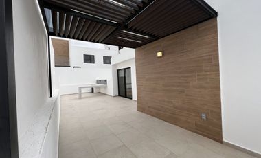 CASA EN VENTA EN ZIBATÁ, Querétaro, de cuatro recámaras, jardín y roof garden