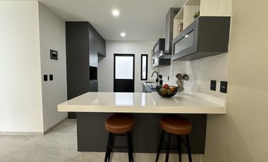 CASA EN VENTA EN ZIBATÁ, Querétaro, de cuatro recámaras, jardín y roof garden