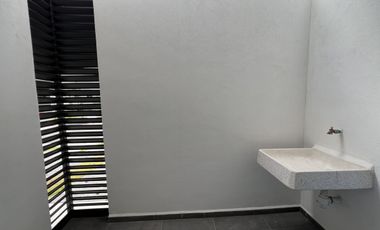 CASA EN VENTA EN ZIBATÁ, Querétaro, de cuatro recámaras, jardín y roof garden